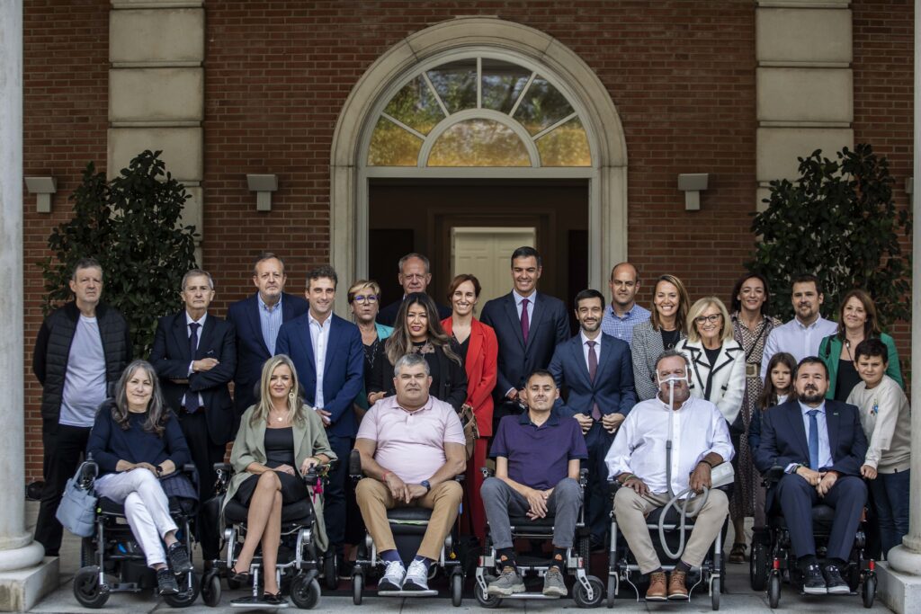 Pedro Sánchez se reúne con familiares y cuidadores enfermos ELA