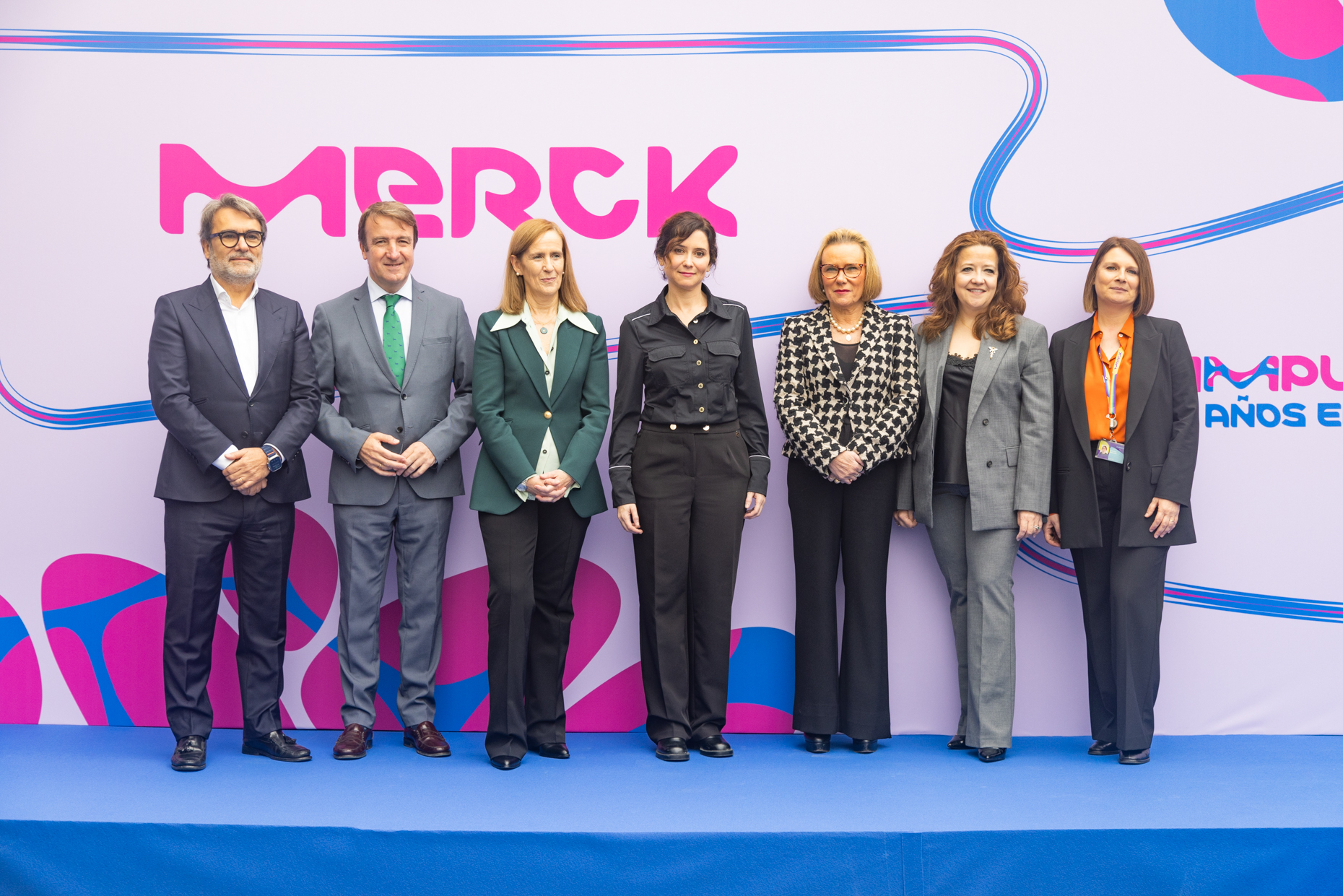 Díaz Ayuso visita la planta biotecnológica de Merck ubicada en Tres Cantos hace 35 años