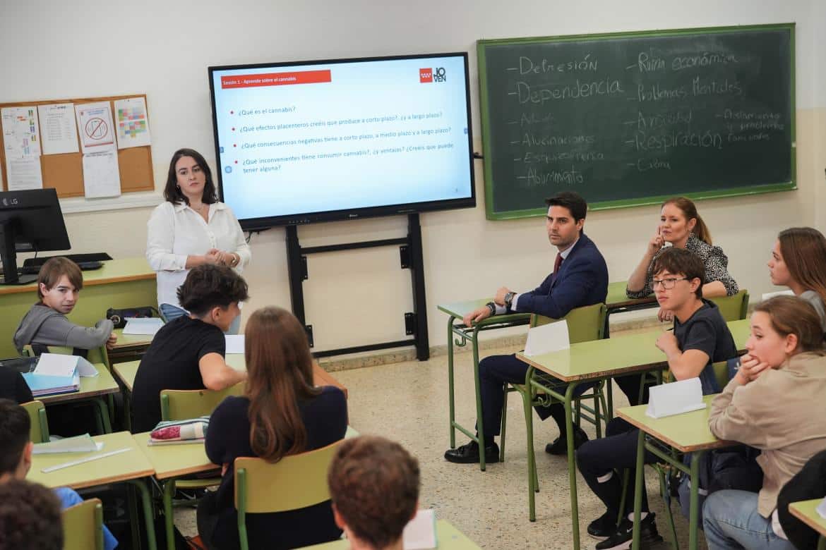 Comunidad de Madrid imparte talleres en Secundaria y FP para alertar a los jóvenes de la trampa de los porros