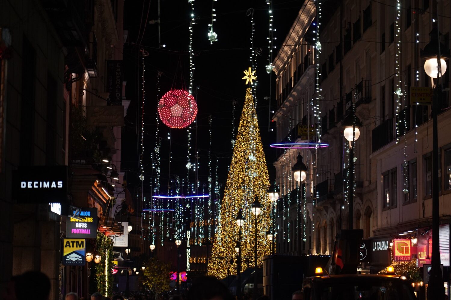 Almeida y De la Fuente inauguran el alumbrado de Madrid esta Navidad