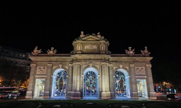 Almeida y De la Fuente inauguran el alumbrado de Madrid esta Navidad