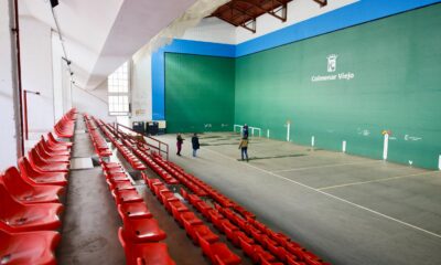 El sábado 14 de diciembre se disputarán las finales del Campeonato de la Comunidad de Madrid de la Federación Madrileña de Pelota, donde se darán cita la fase final de las especialidades ‘Pelota-Mano Parejas’ y ‘Herramienta’ (tanto ‘Paleta-Cuero’ como ‘Pala-Corta’). “Se trata de un deporte con gran tradición en Colmenar Viejo, dentro del cual hay diferentes modalidades, que aportarán mayor dinamismo al campeonato. Además, contamos con uno de los mejores frontones de la Comunidad de Madrid, según han valorado los propios jugadores. Animamos a los vecinos a disfrutar de un campeonato de primer nivel y de un deporte original, pero con gran arraigo en nuestro municipio, ya que siempre hemos sido una potencia de pelota en Madrid”, ha explicado la concejal de Deportes, Fabiola Cebrián Pérez. Se disputará la modalidad de frontón de 36 metros, acogiendo un total de seis partidos, en los que participarán los clubes y pelotaris que consigan llegar a las finales del campeonato que se está disputando.