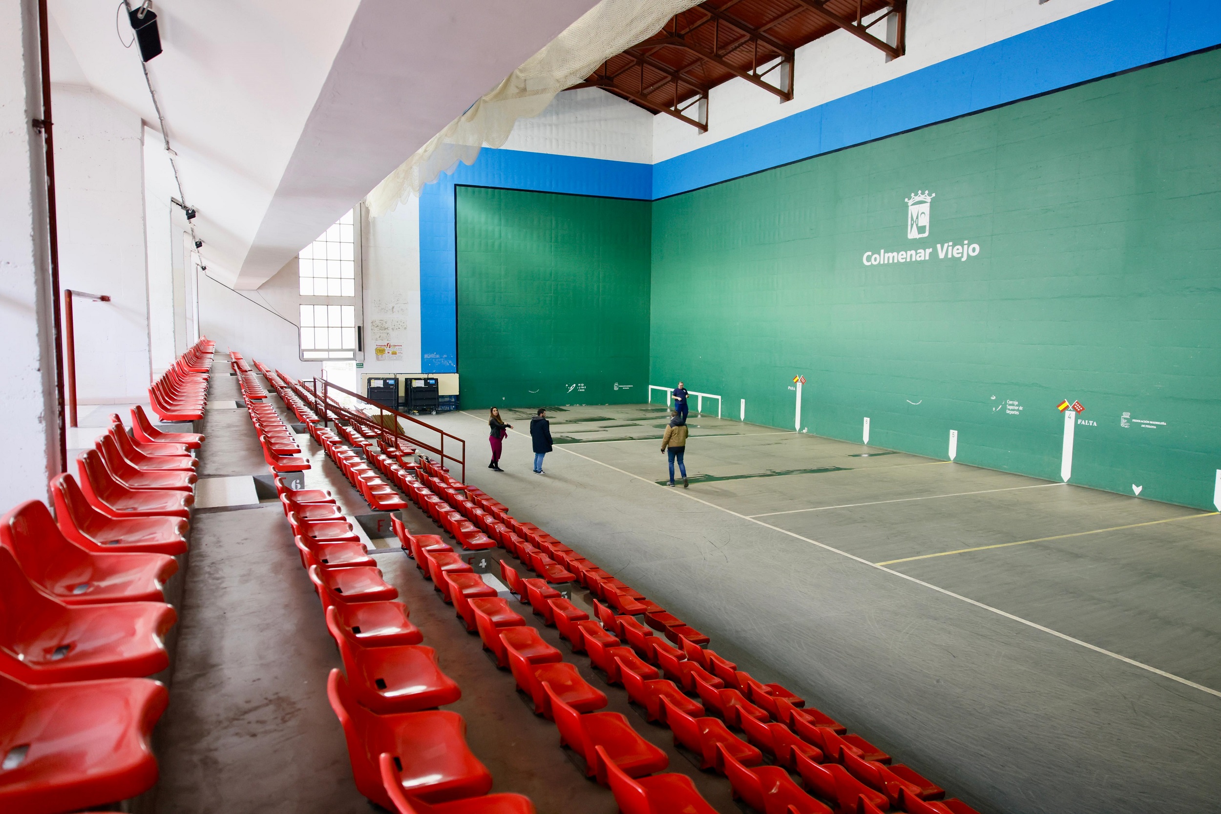 El sábado 14 de diciembre se disputarán las finales del Campeonato de la Comunidad de Madrid de la Federación Madrileña de Pelota, donde se darán cita la fase final de las especialidades ‘Pelota-Mano Parejas’ y ‘Herramienta’ (tanto ‘Paleta-Cuero’ como ‘Pala-Corta’).

“Se trata de un deporte con gran tradición en Colmenar Viejo, dentro del cual hay diferentes modalidades, que aportarán mayor dinamismo al campeonato. Además, contamos con uno de los mejores frontones de la Comunidad de Madrid, según han valorado los propios jugadores. Animamos a los vecinos a disfrutar de un campeonato de primer nivel y de un deporte original, pero con gran arraigo en nuestro municipio, ya que siempre hemos sido una potencia de pelota en Madrid”, ha explicado la concejal de Deportes, Fabiola Cebrián Pérez.

Se disputará la modalidad de frontón de 36 metros, acogiendo un total de seis partidos, en los que participarán los clubes y pelotaris que consigan llegar a las finales del campeonato que se está disputando.