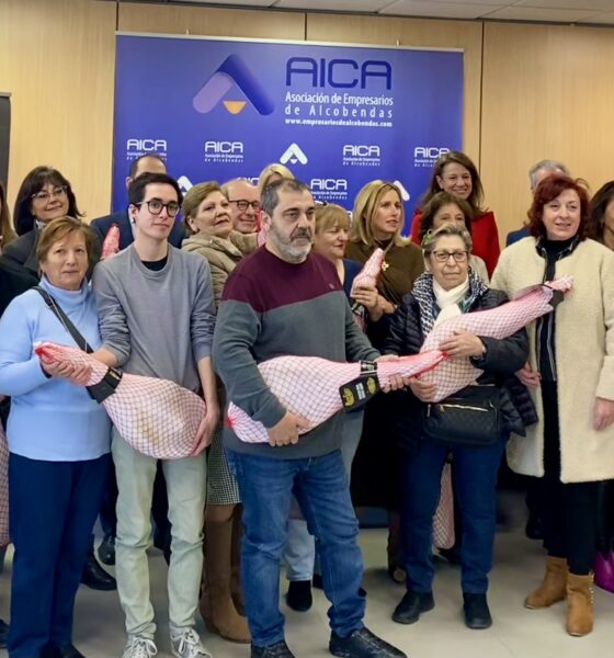 AICA y Ayuntamiento Alcobendas entregan 30 jamones a clientes comercio local