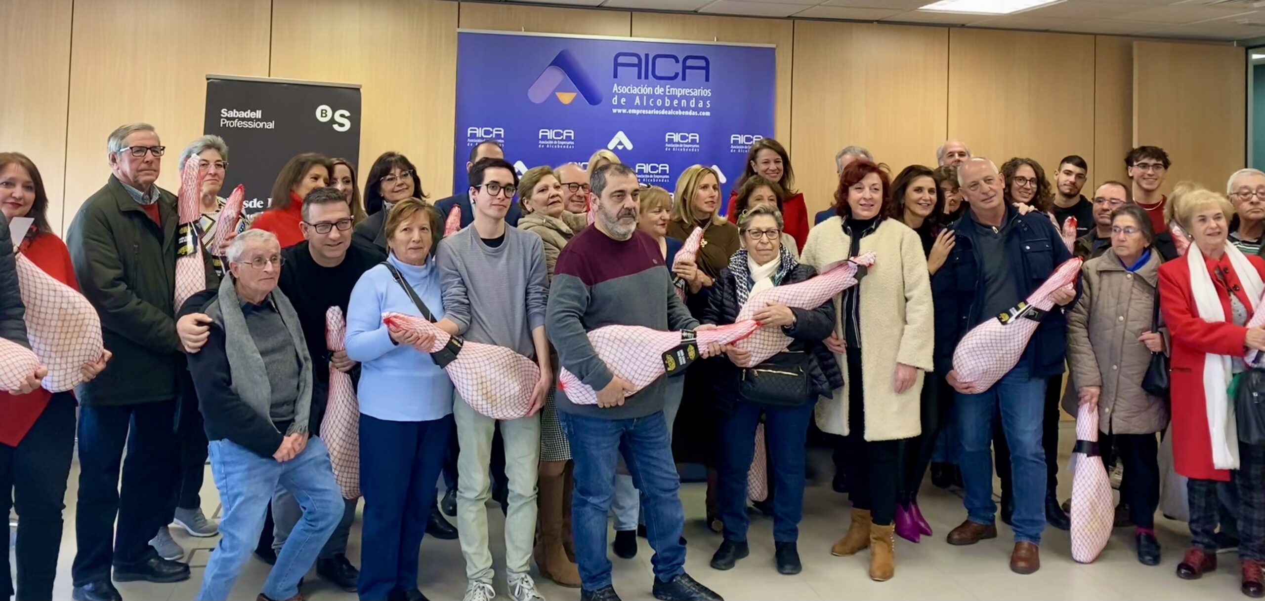 AICA y Ayuntamiento Alcobendas entregan 30 jamones a clientes comercio local