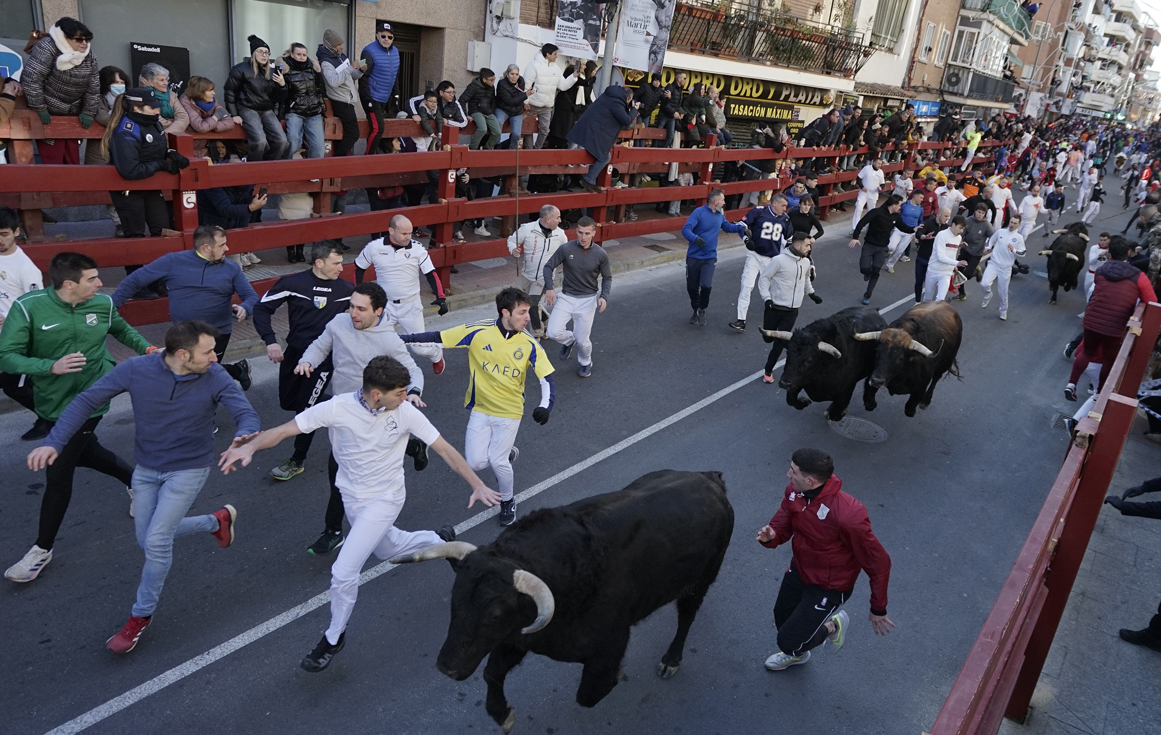 Sanse celebra su primer encierro blanco vistoso, multitudinario y con grandes carreras