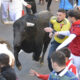 Un herido por asta de toro en un encierro vibrante y espectacular