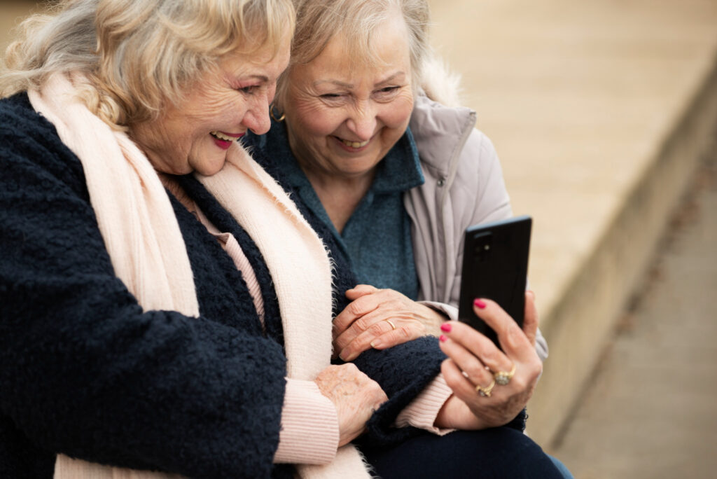 Tres Cantos estrena canal comunicación WhatsApp para mayores 65 años