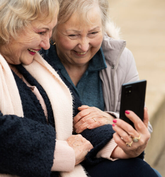 Tres Cantos estrena canal comunicación WhatsApp para mayores 65 años